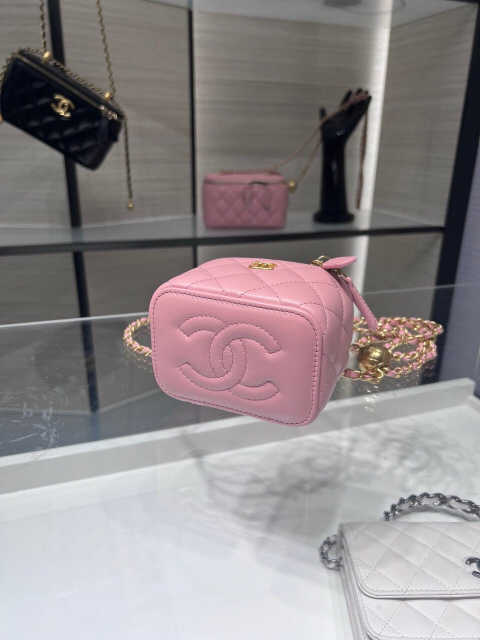 حقيبة من تصميم CHANEL 24s 