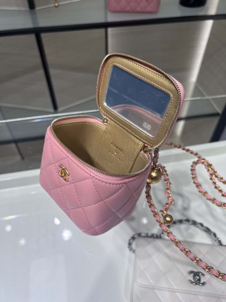 حقيبة من تصميم CHANEL 24s 