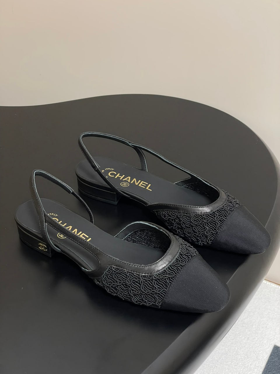 حذاء من تصميم CHANEL موديل 2025 