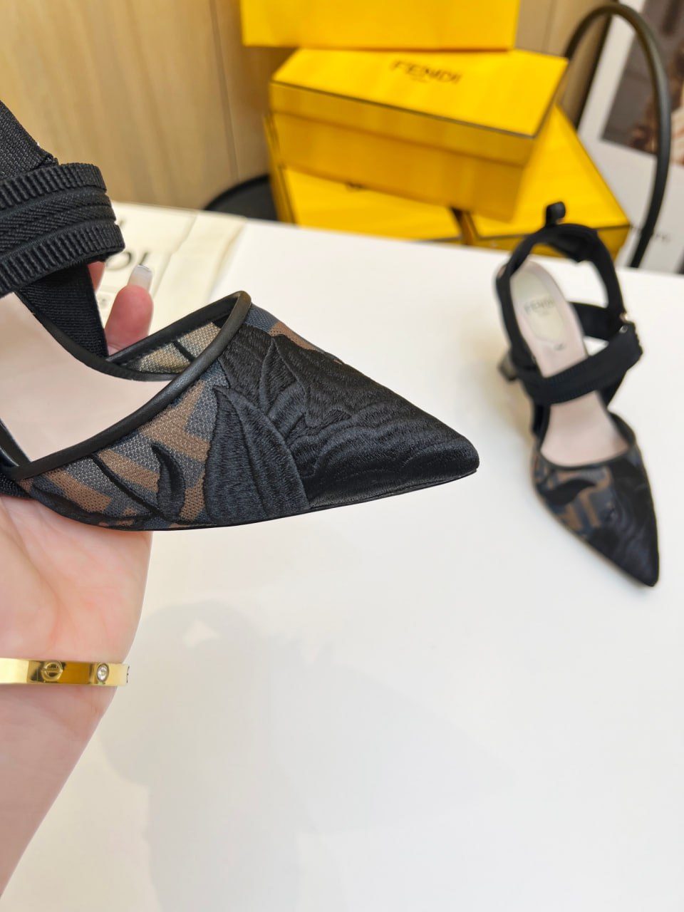 حذاء Colibri من تصميم FENDI