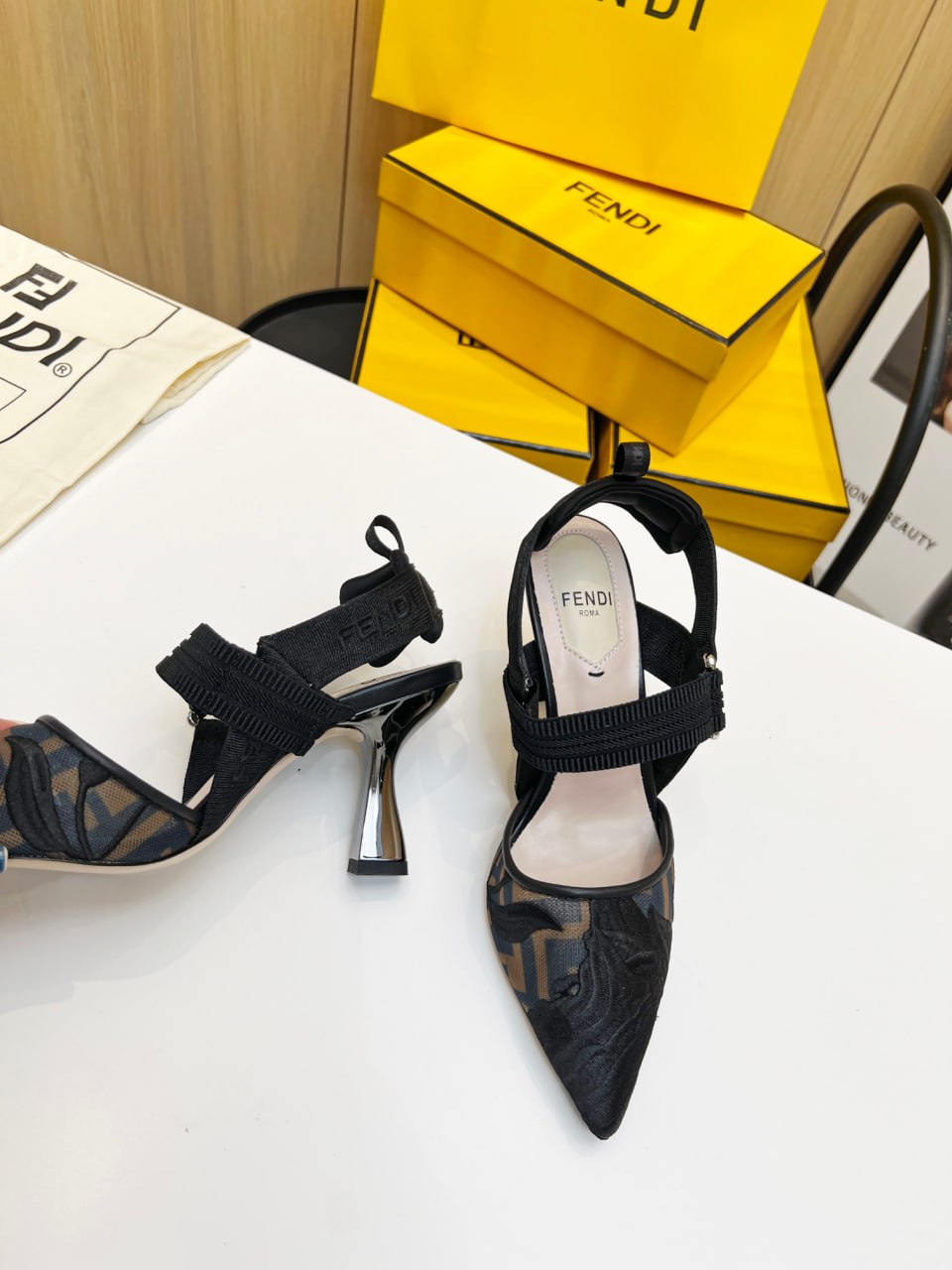 حذاء Colibri من تصميم FENDI