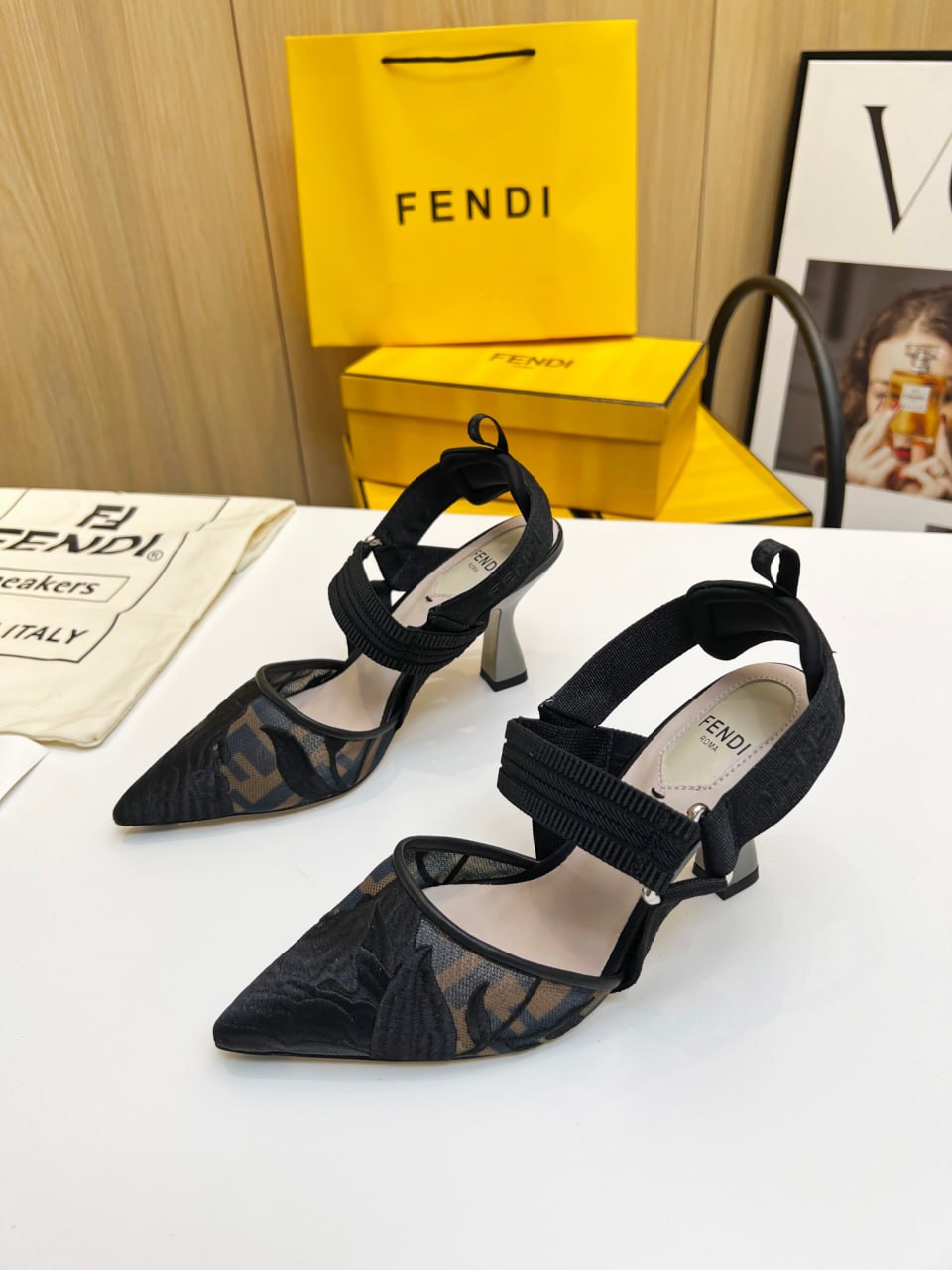 حذاء Colibri من تصميم FENDI