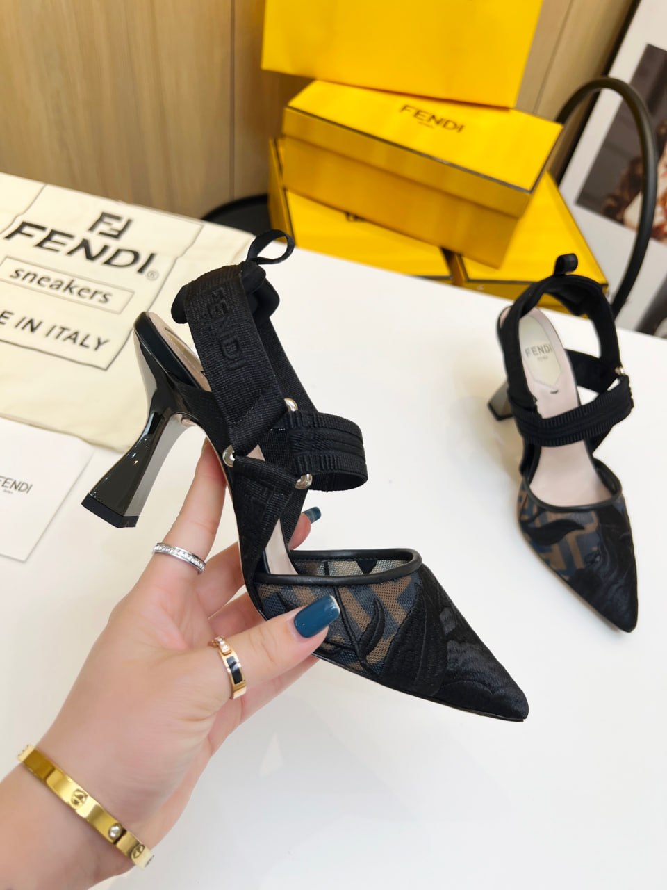 حذاء Colibri من تصميم FENDI