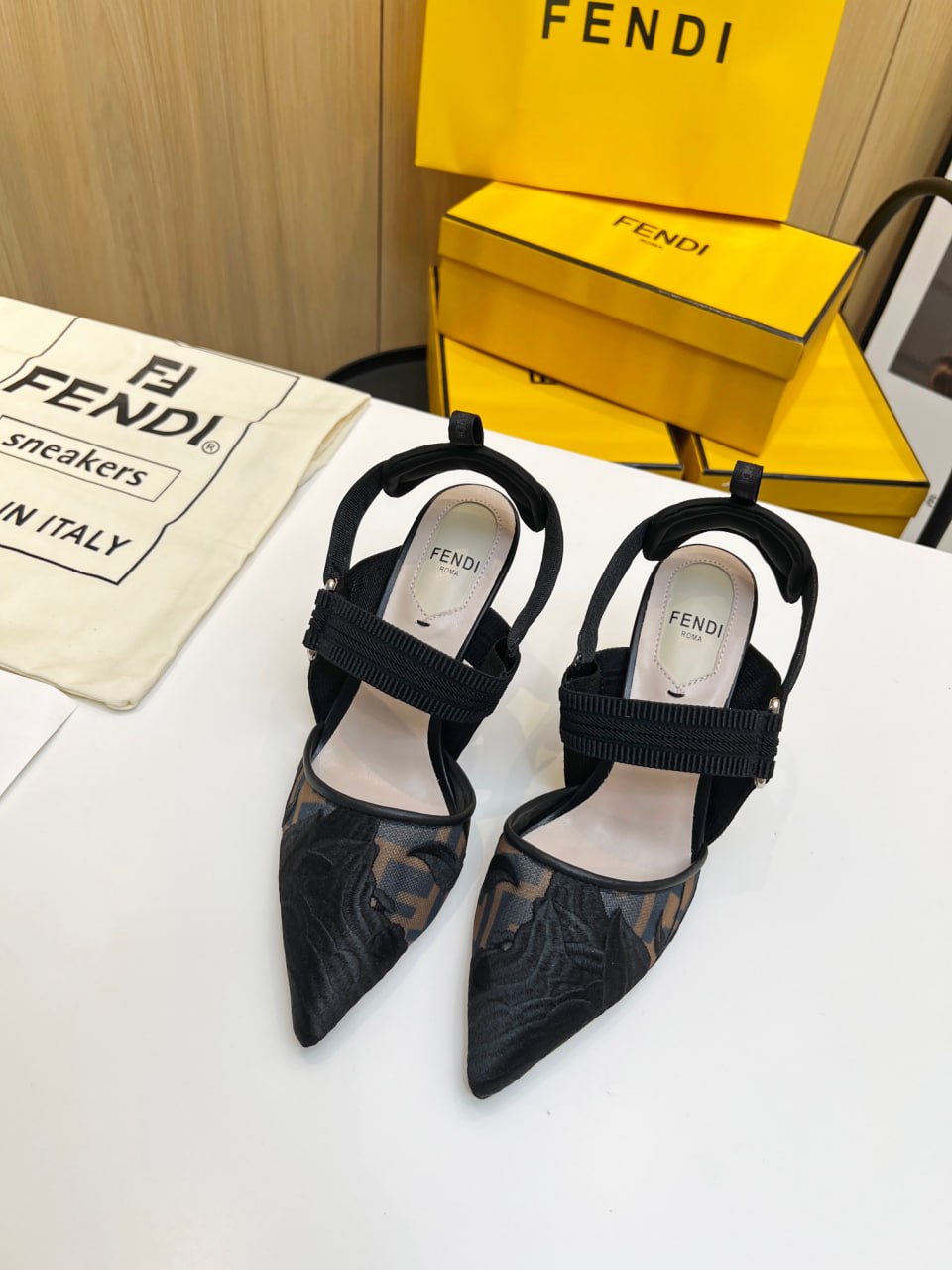 حذاء Colibri من تصميم FENDI