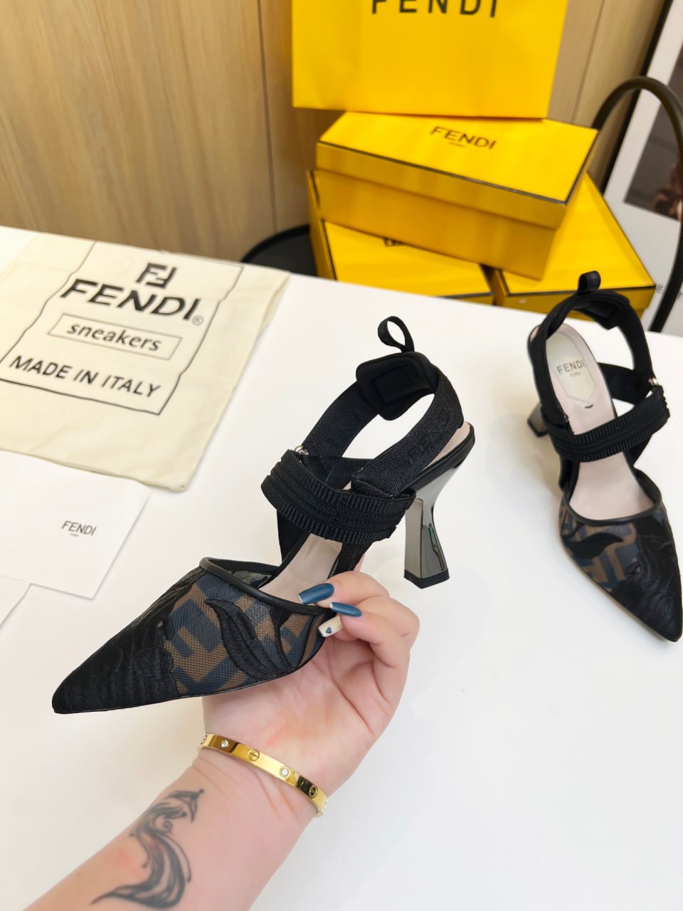 حذاء Colibri من تصميم FENDI