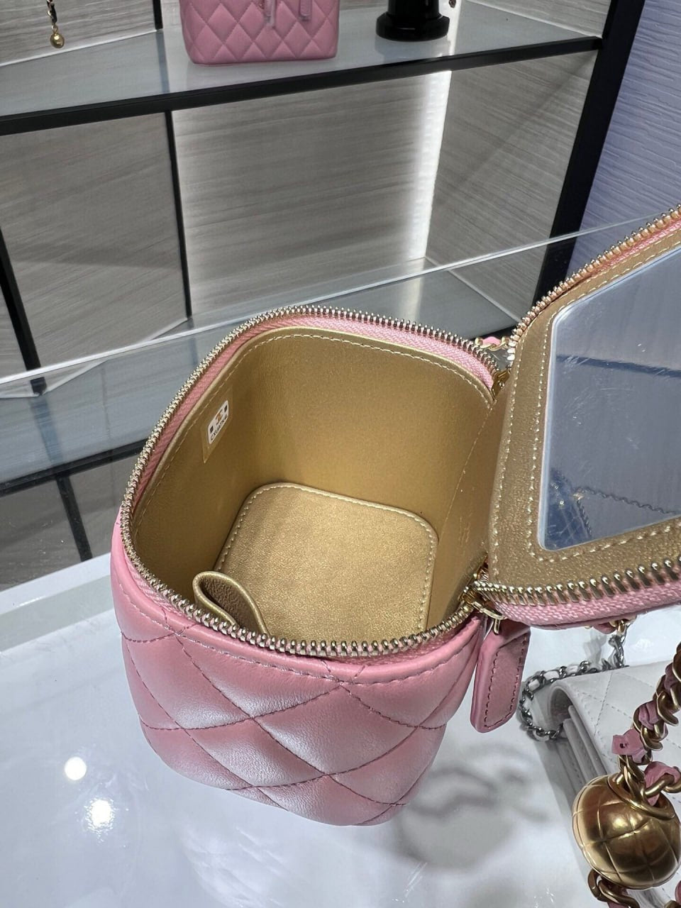 حقيبة من تصميم CHANEL 24s 