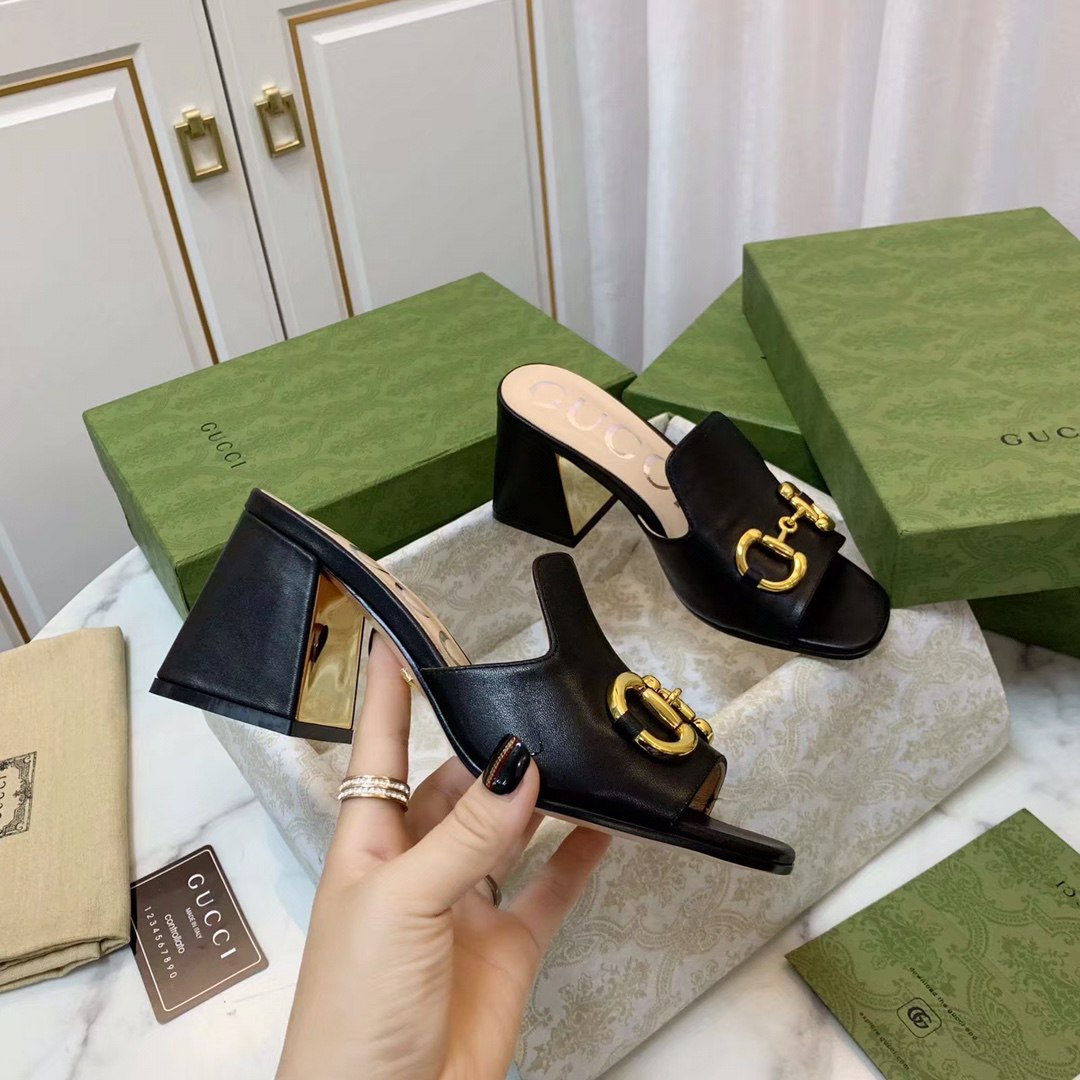 حذاء من تصميم GUCCI مزين بشعار G المزدوج من الكريستال