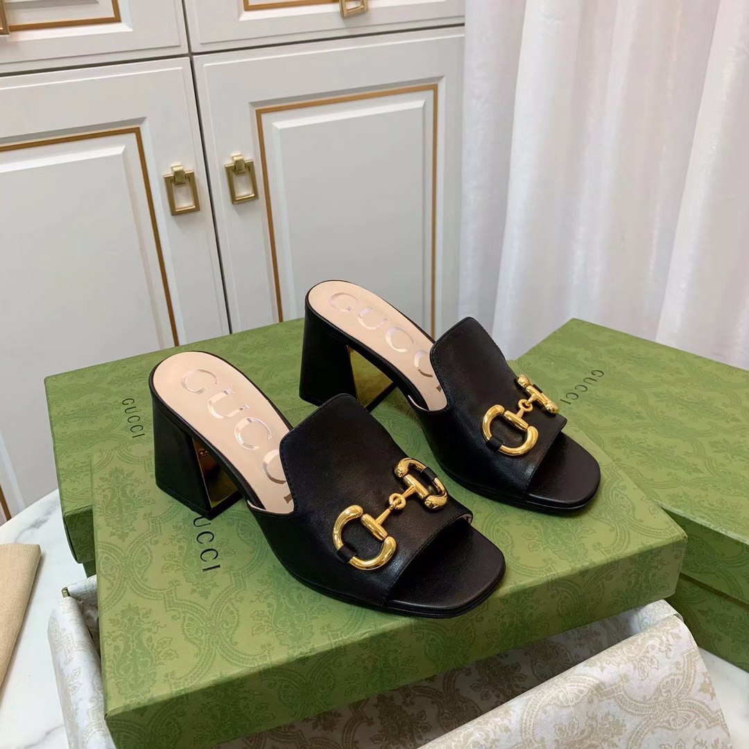 حذاء من تصميم GUCCI مزين بشعار G المزدوج من الكريستال