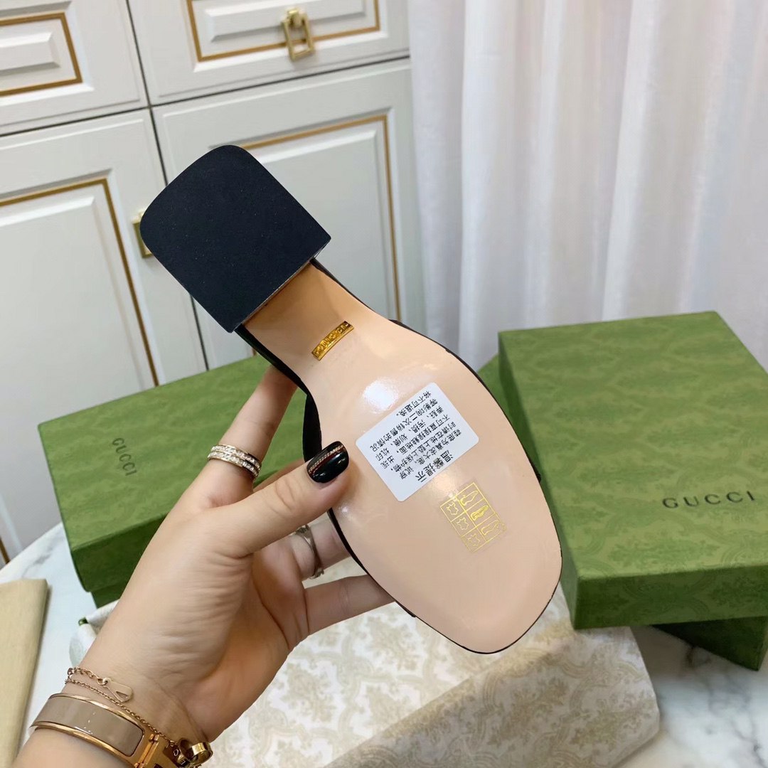 حذاء من تصميم GUCCI مزين بشعار G المزدوج من الكريستال