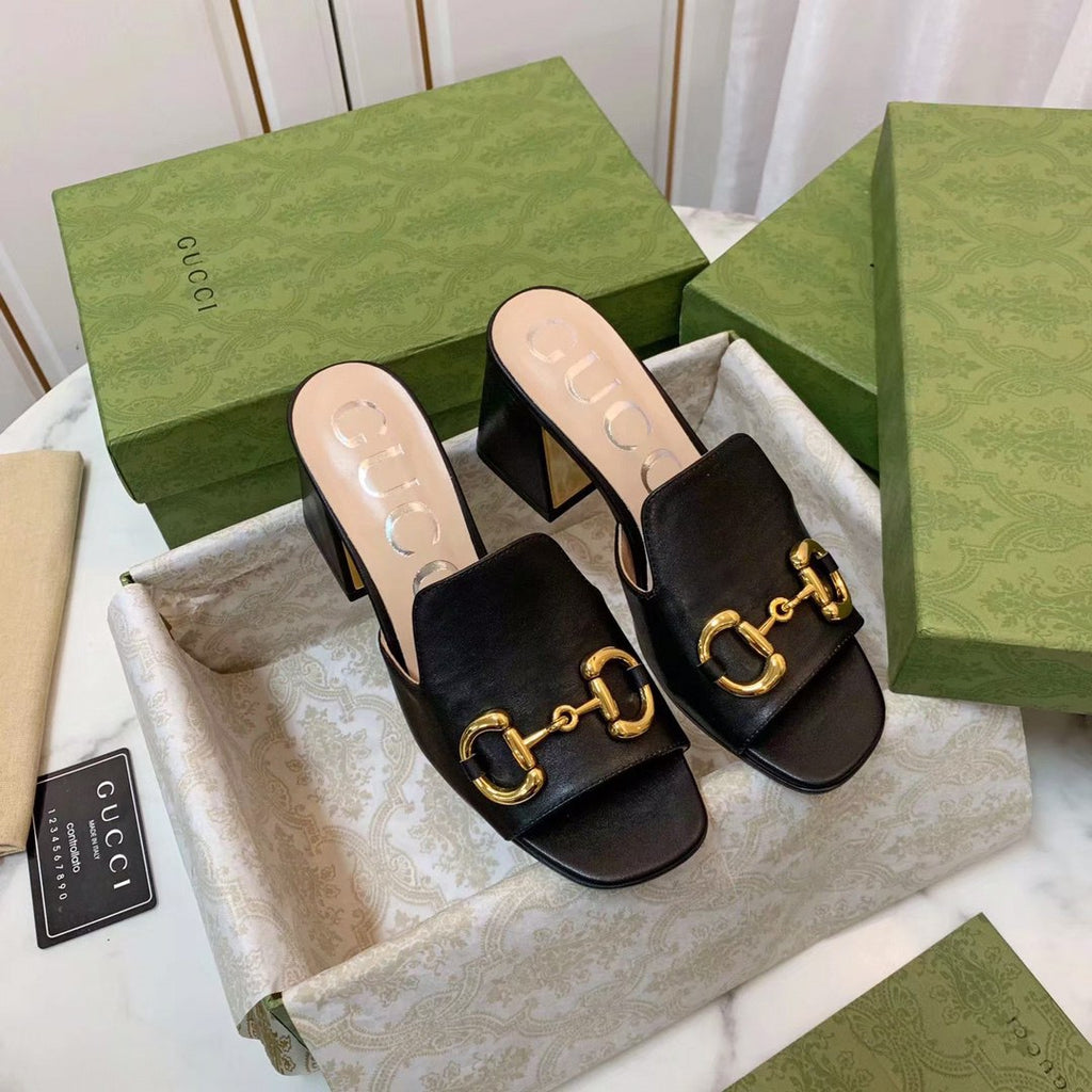 حذاء من تصميم GUCCI مزين بشعار G المزدوج من الكريستال