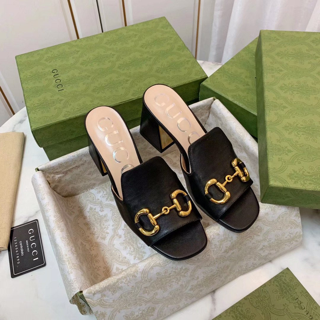 حذاء من تصميم GUCCI مزين بشعار G المزدوج من الكريستال