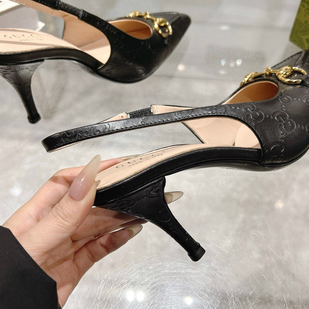 حذاء من تصميم  GUCCI مزين بقطعة HORSEBIT المعدنية