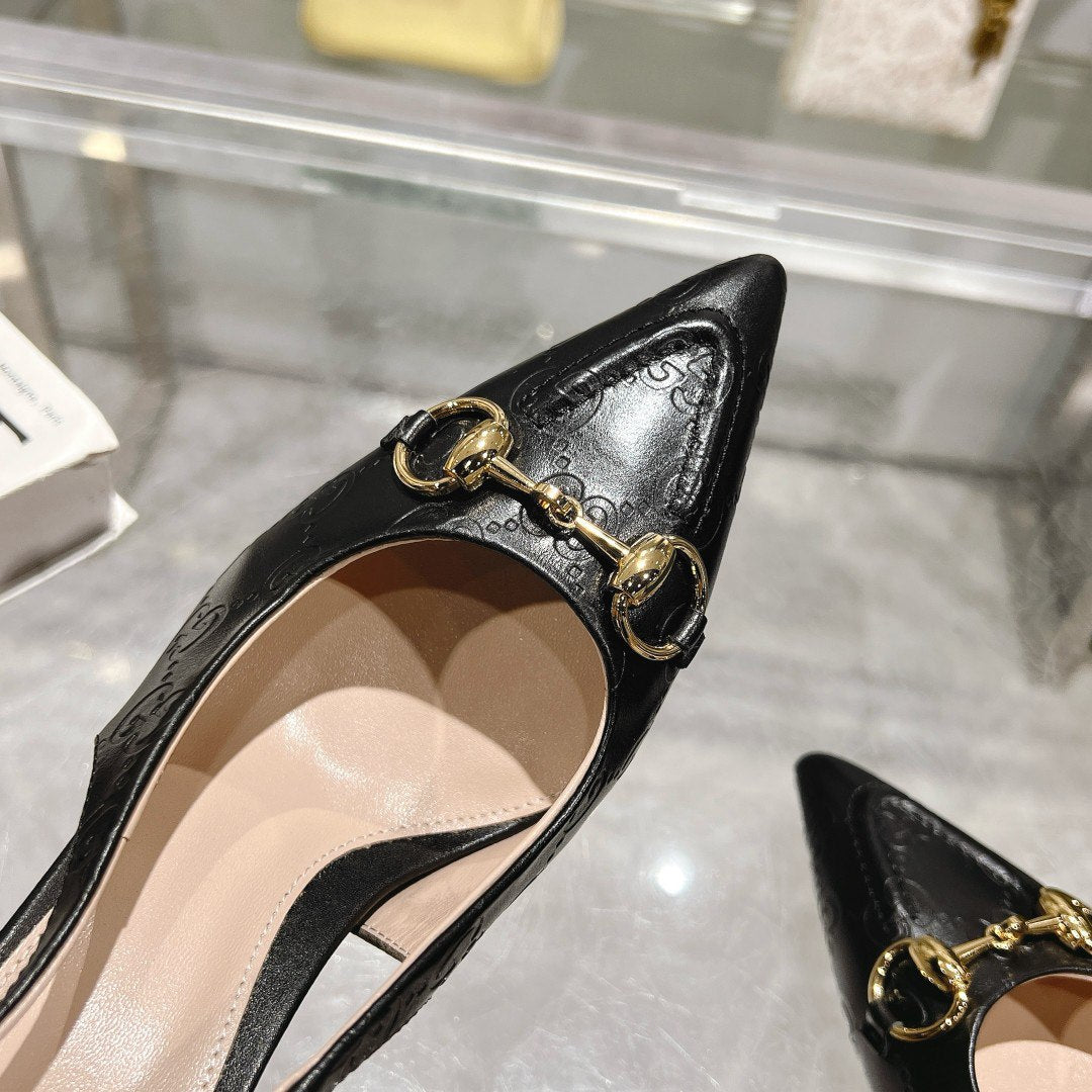 حذاء من تصميم  GUCCI مزين بقطعة HORSEBIT المعدنية