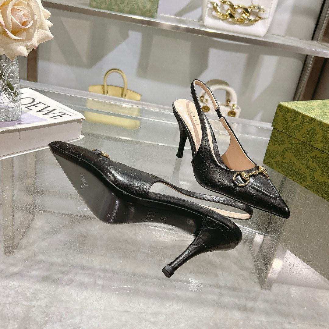 حذاء من تصميم  GUCCI مزين بقطعة HORSEBIT المعدنية