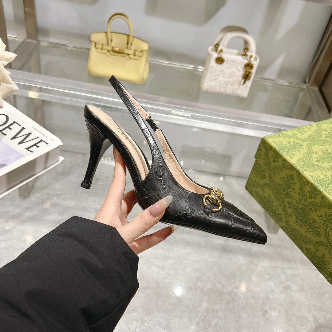 حذاء من تصميم  GUCCI مزين بقطعة HORSEBIT المعدنية