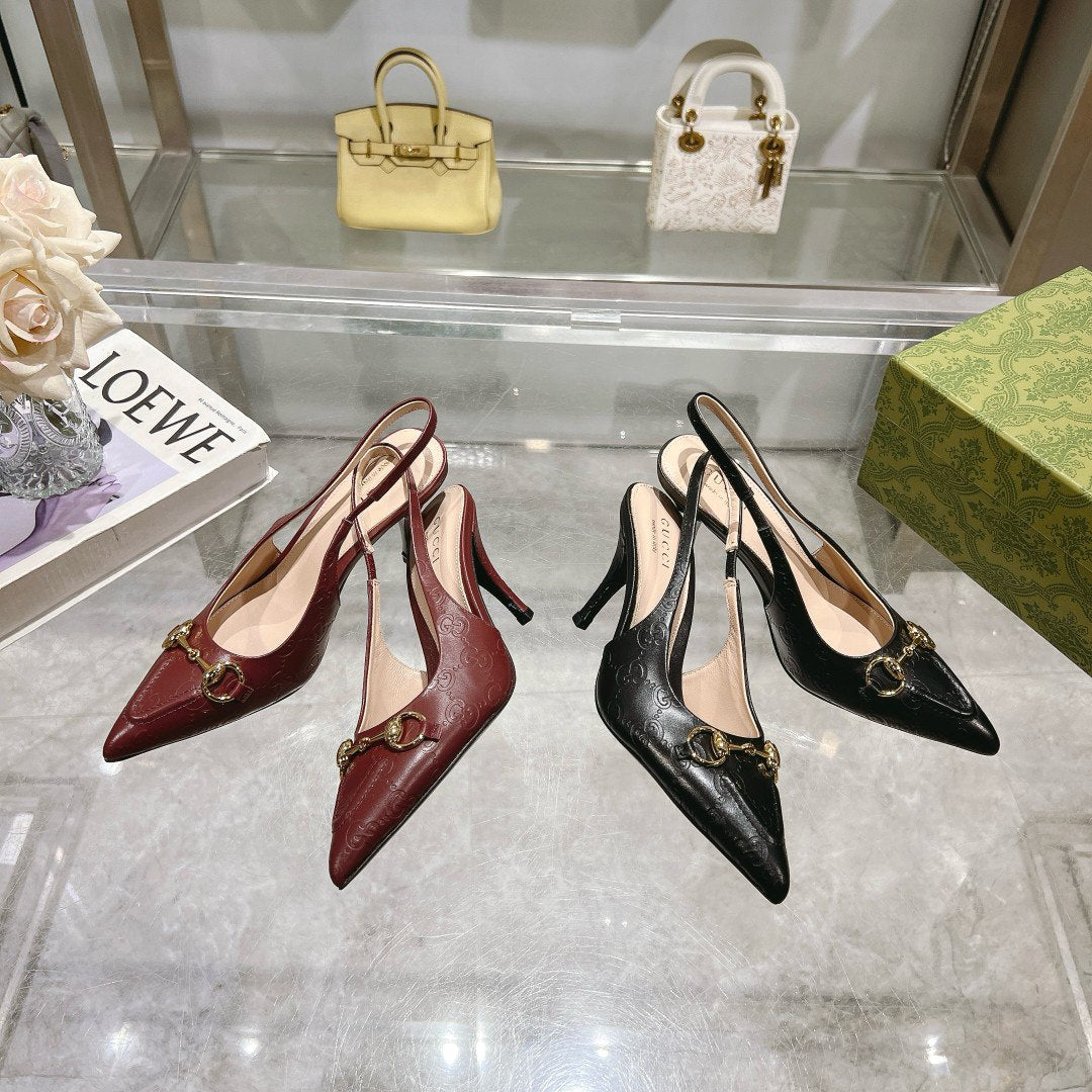 حذاء من تصميم  GUCCI مزين بقطعة HORSEBIT المعدنية