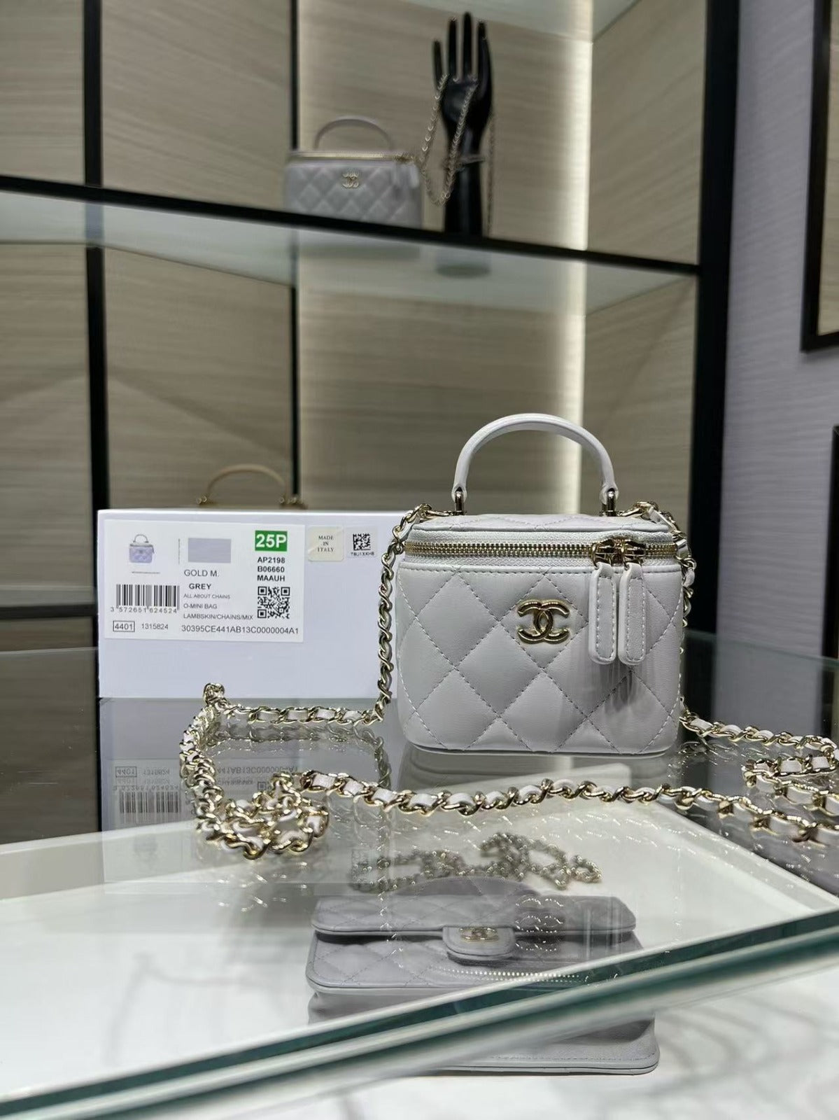 حقيبة من تصميم CHANEL 24s 