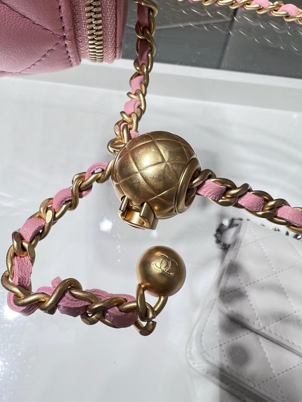 حقيبة من تصميم CHANEL 24s 