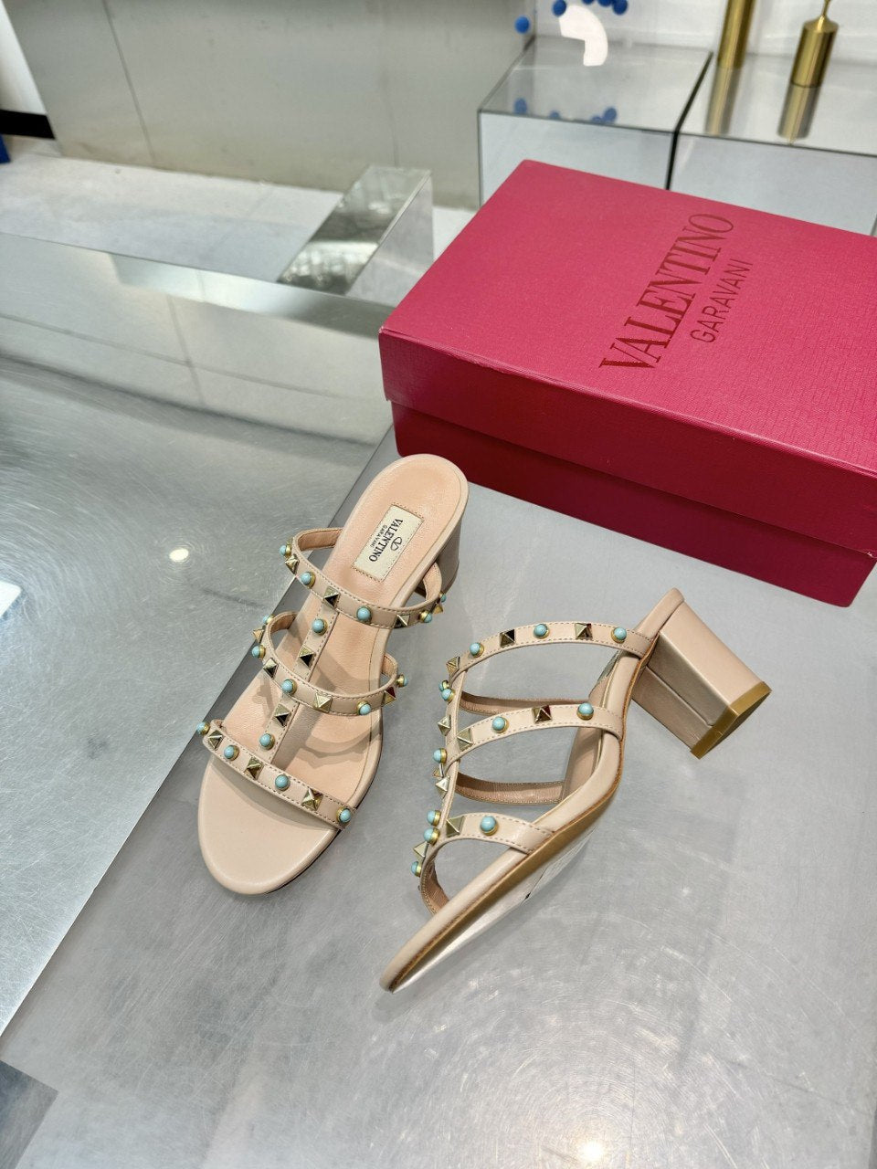 حذاء من تصميم  VALENTINO GARAVANI