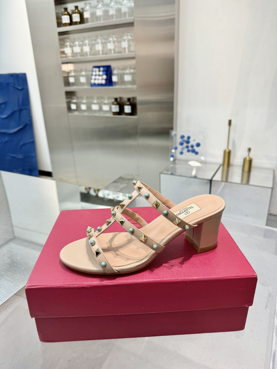 حذاء من تصميم  VALENTINO GARAVANI