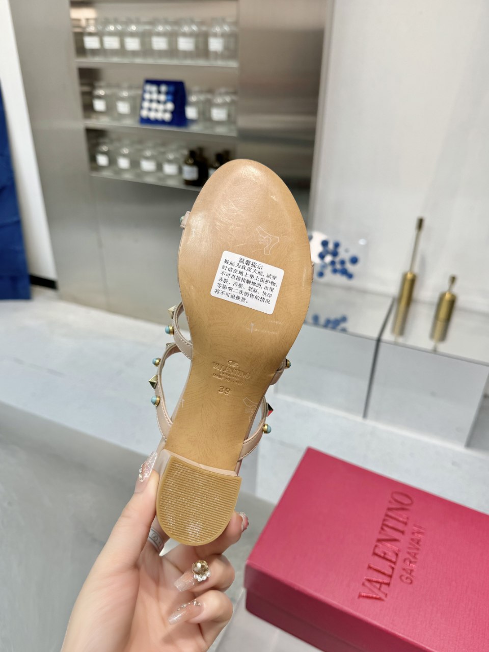 حذاء من تصميم  VALENTINO GARAVANI