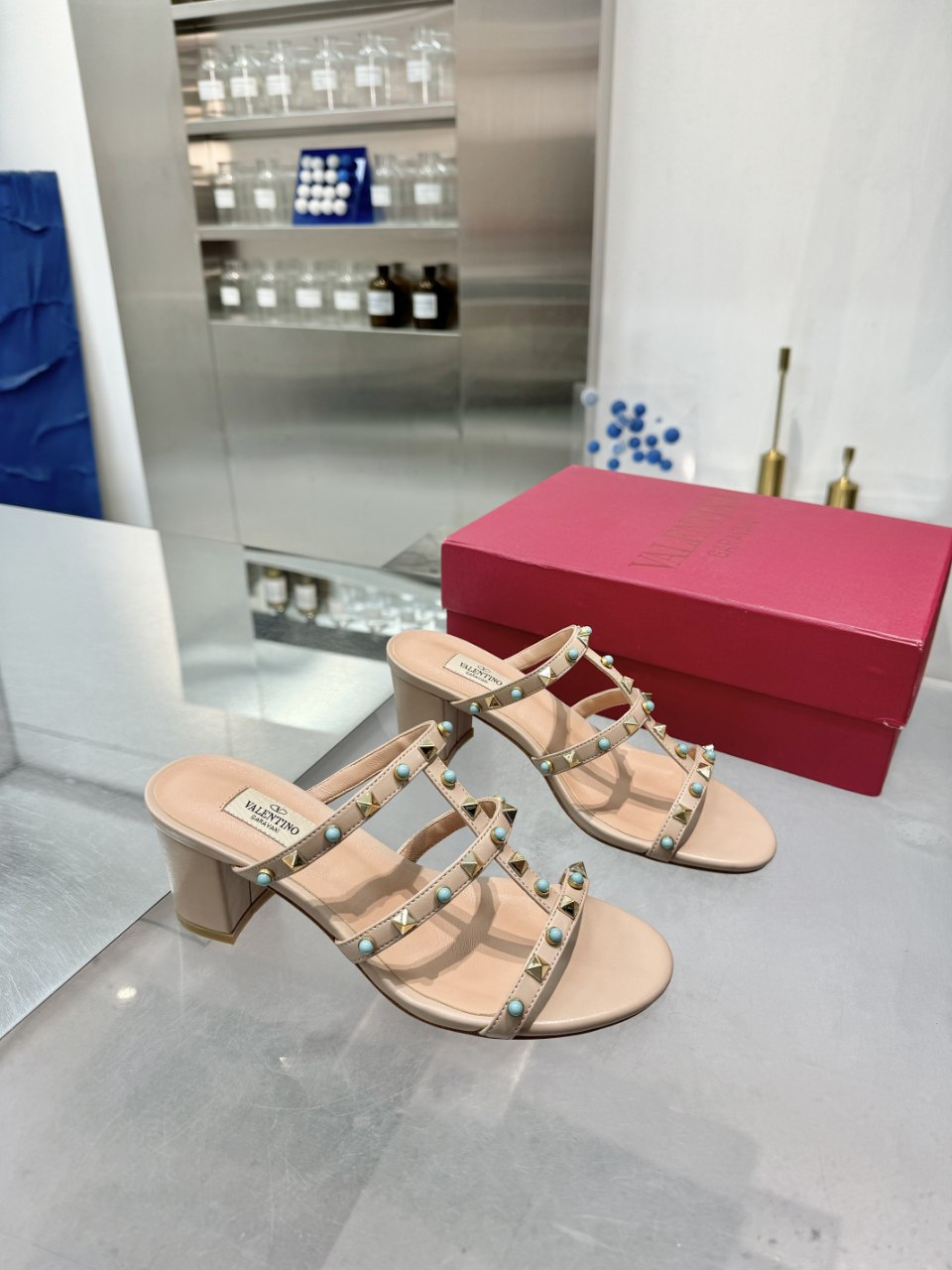حذاء من تصميم  VALENTINO GARAVANI