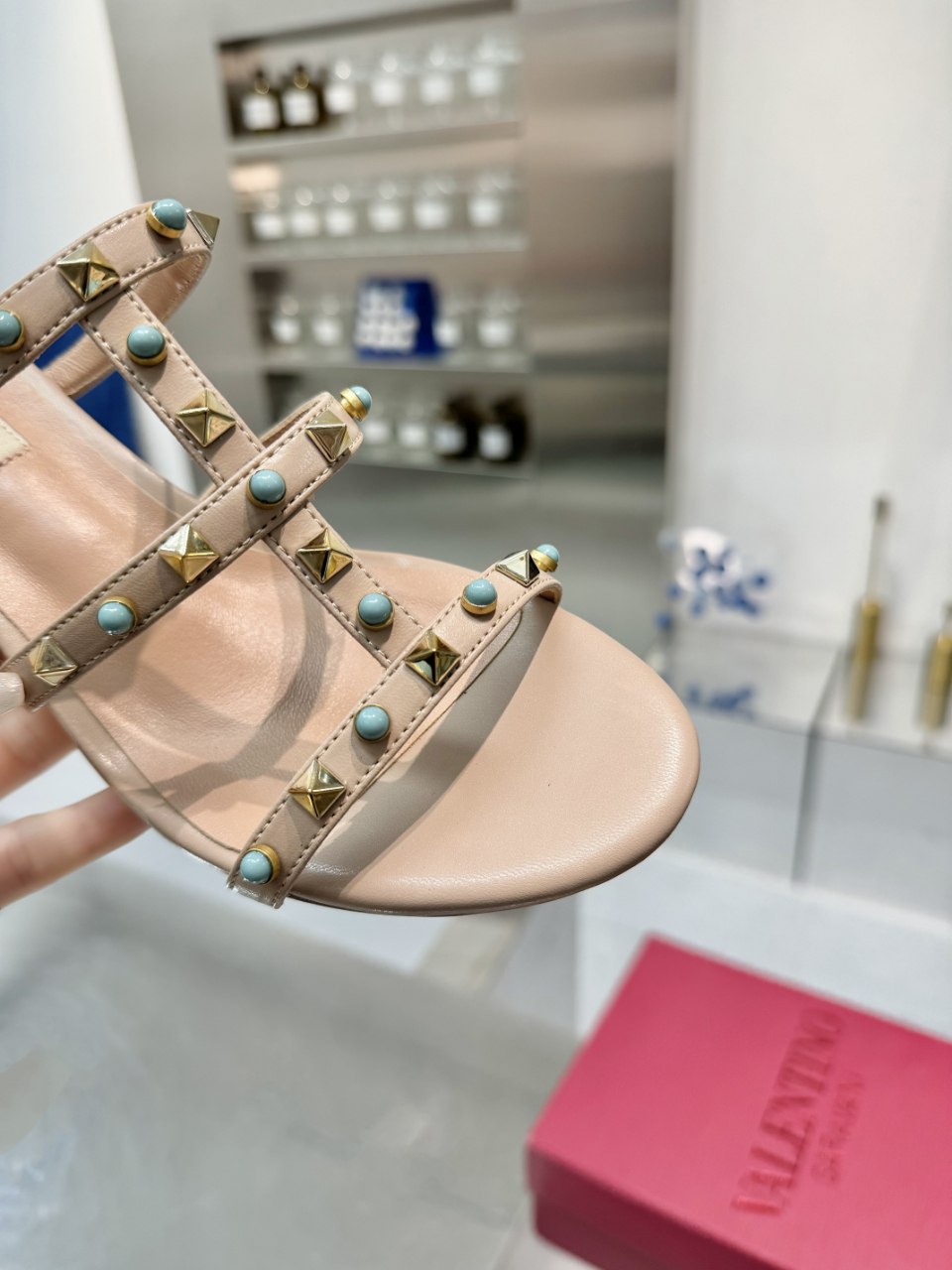 حذاء من تصميم  VALENTINO GARAVANI
