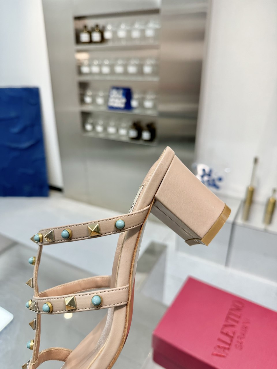 حذاء من تصميم  VALENTINO GARAVANI