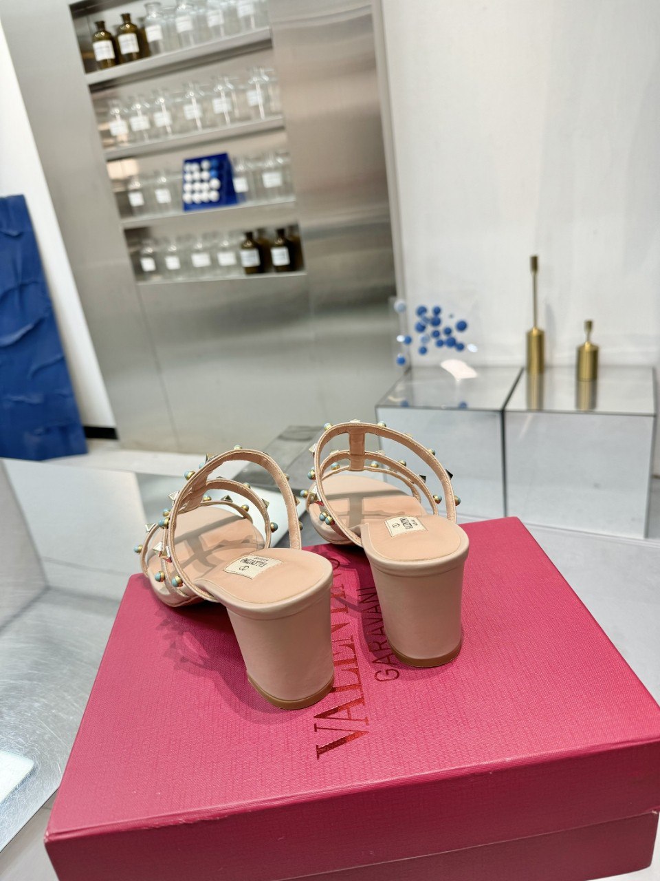 حذاء من تصميم  VALENTINO GARAVANI