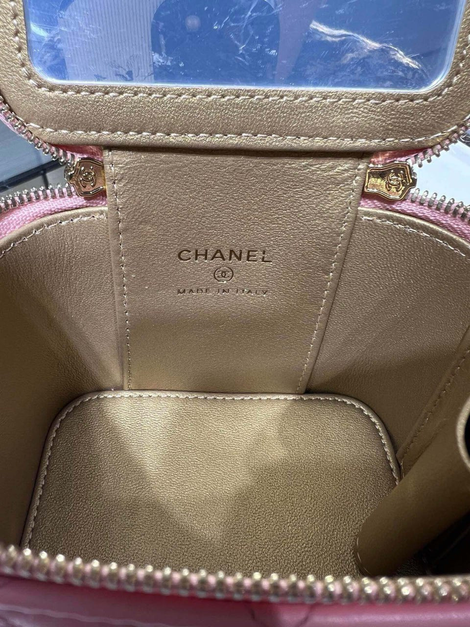 حقيبة من تصميم CHANEL 24s 