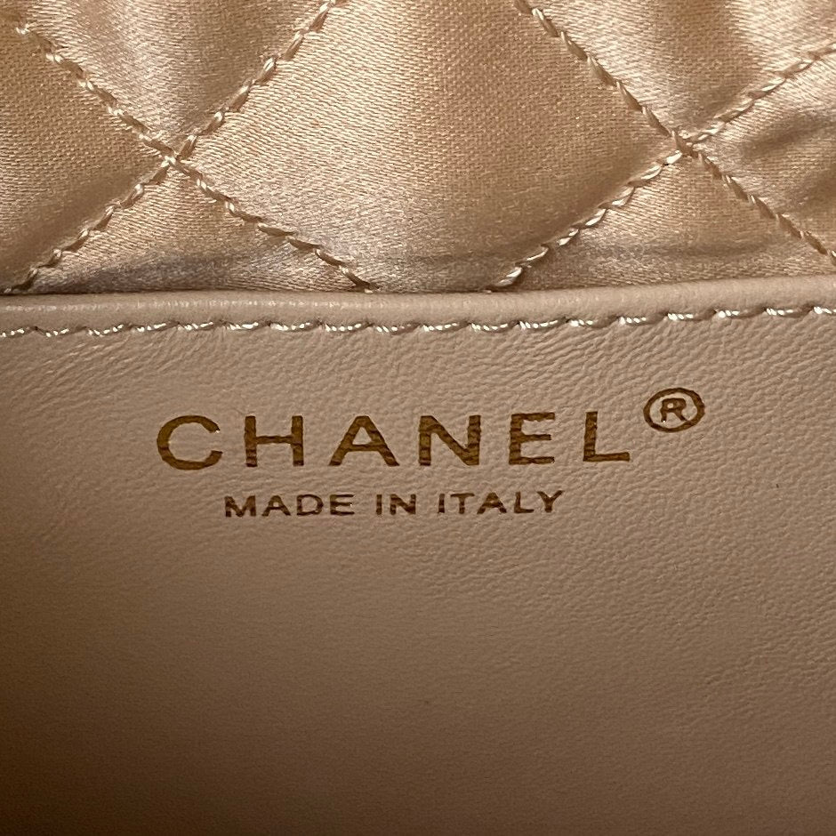 حقيبة من تصميم 22 CHANEL 