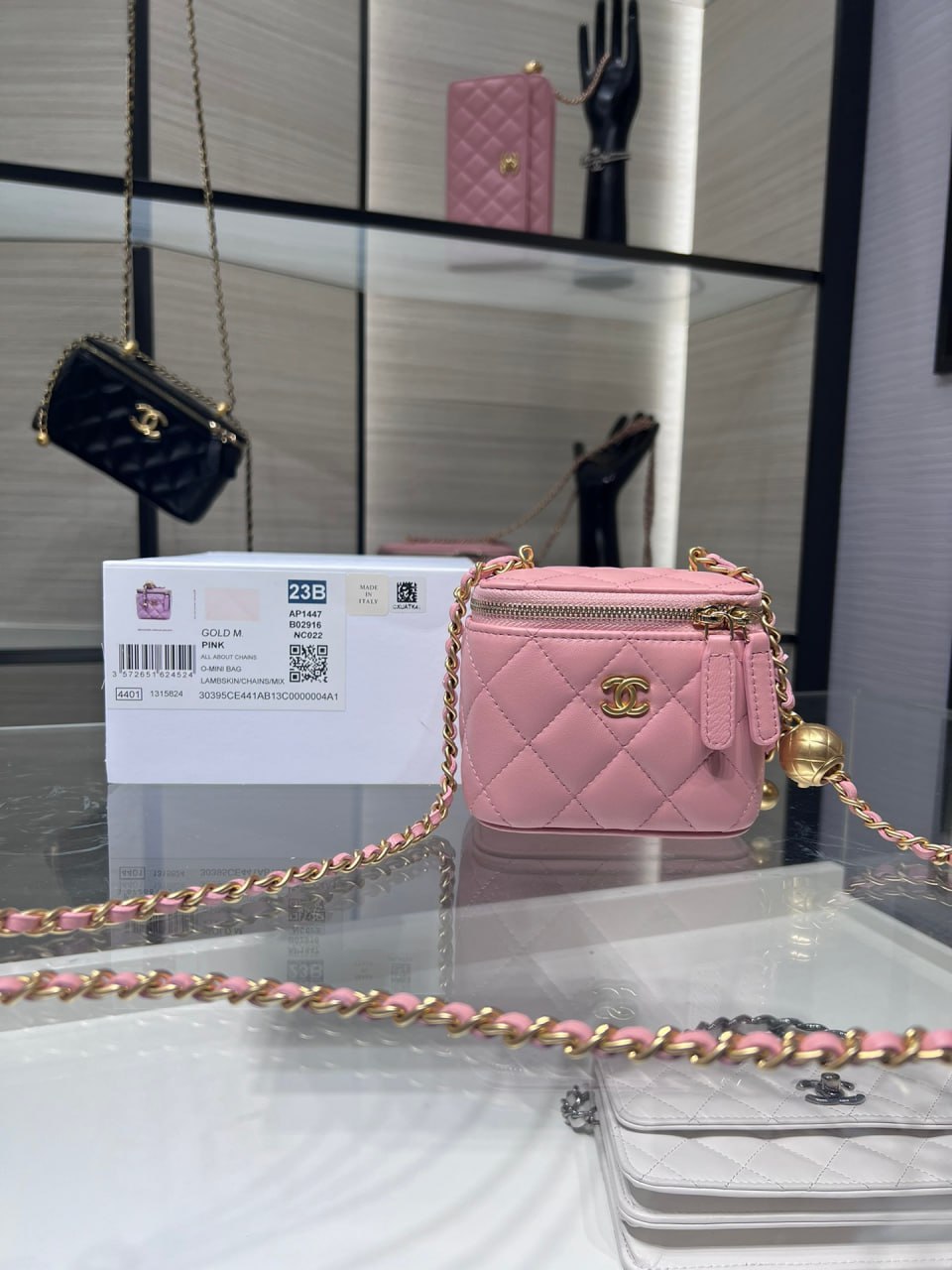 حقيبة من تصميم CHANEL 24s 