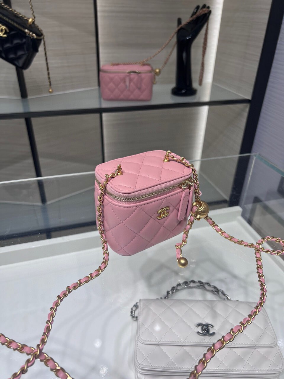 حقيبة من تصميم CHANEL 24s 