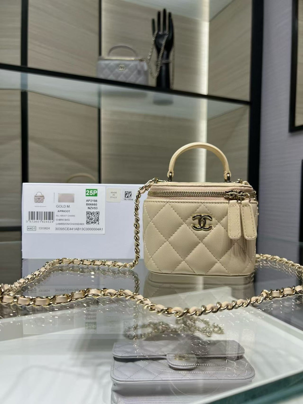 حقيبة من تصميم CHANEL 24s 