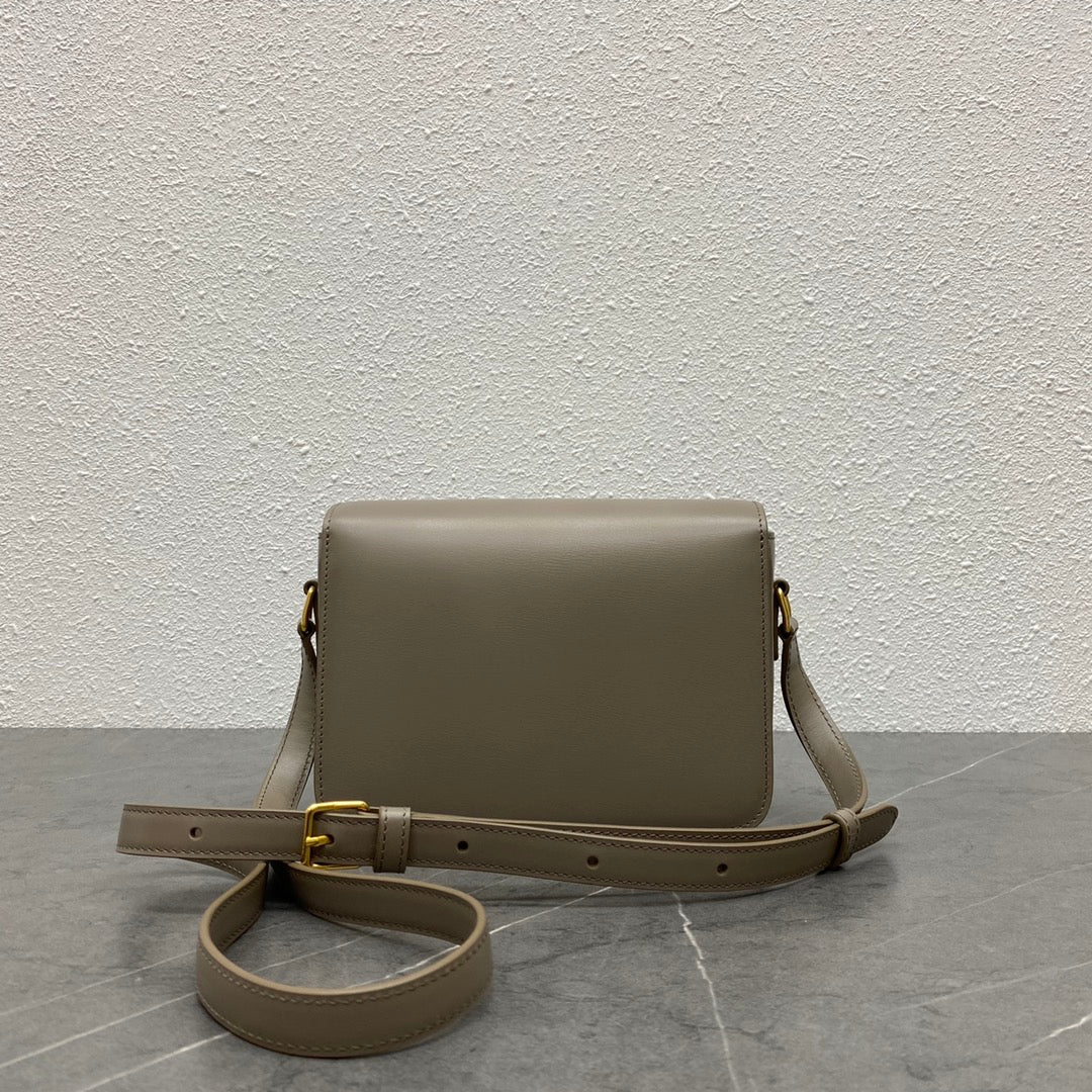 حقيبة Classique Triomphe من CELINE