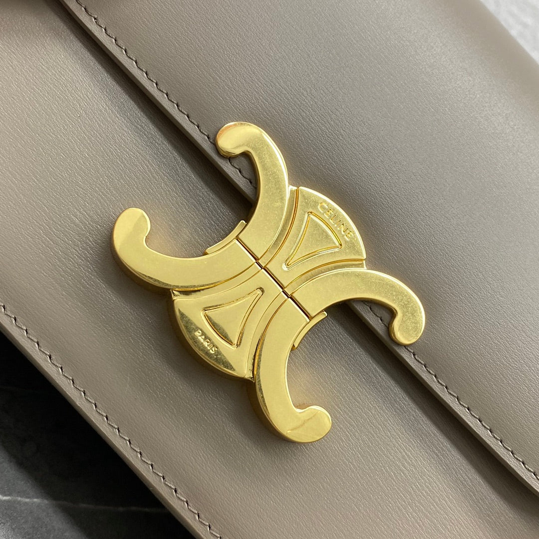 حقيبة Classique Triomphe من CELINE