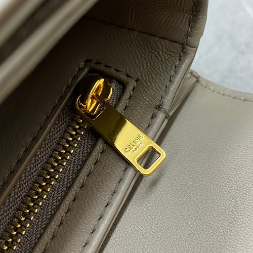 حقيبة Classique Triomphe من CELINE