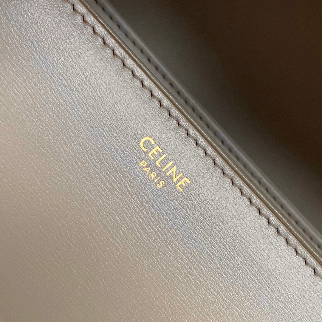 حقيبة Classique Triomphe من CELINE