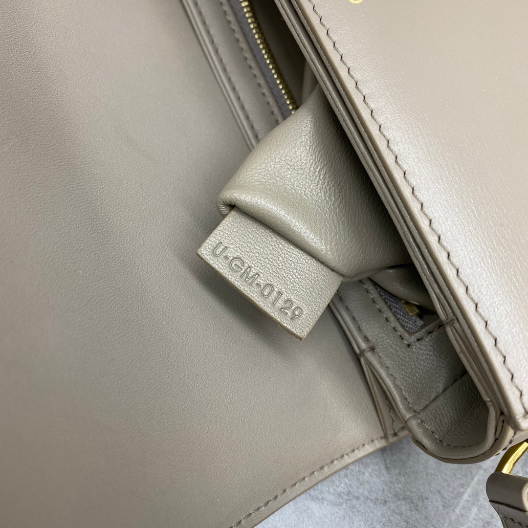 حقيبة Classique Triomphe من CELINE