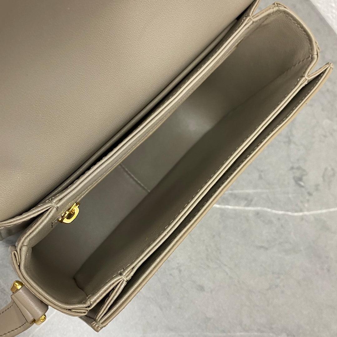 حقيبة Classique Triomphe من CELINE