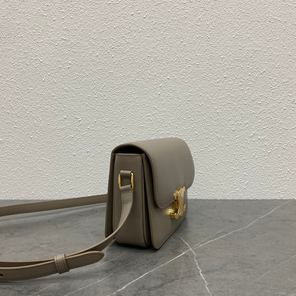 حقيبة Classique Triomphe من CELINE