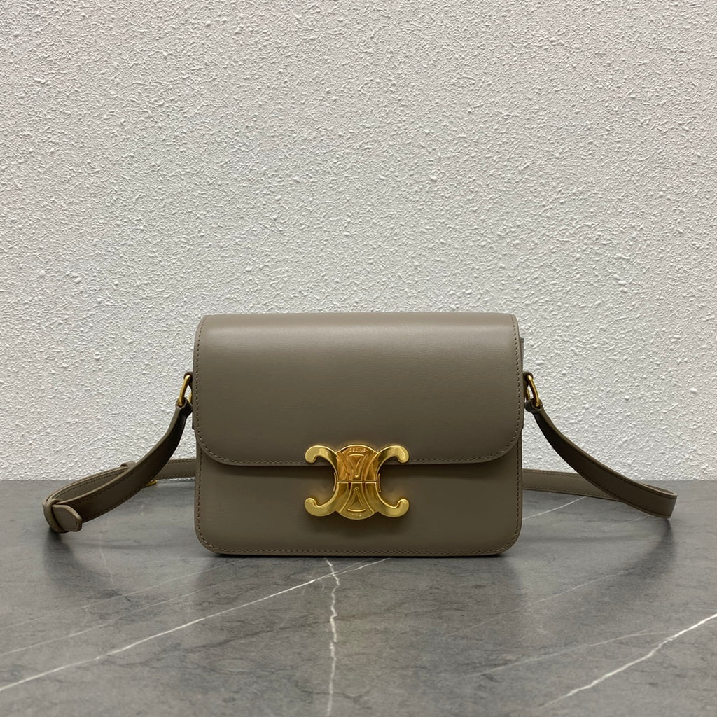 حقيبة Classique Triomphe من CELINE