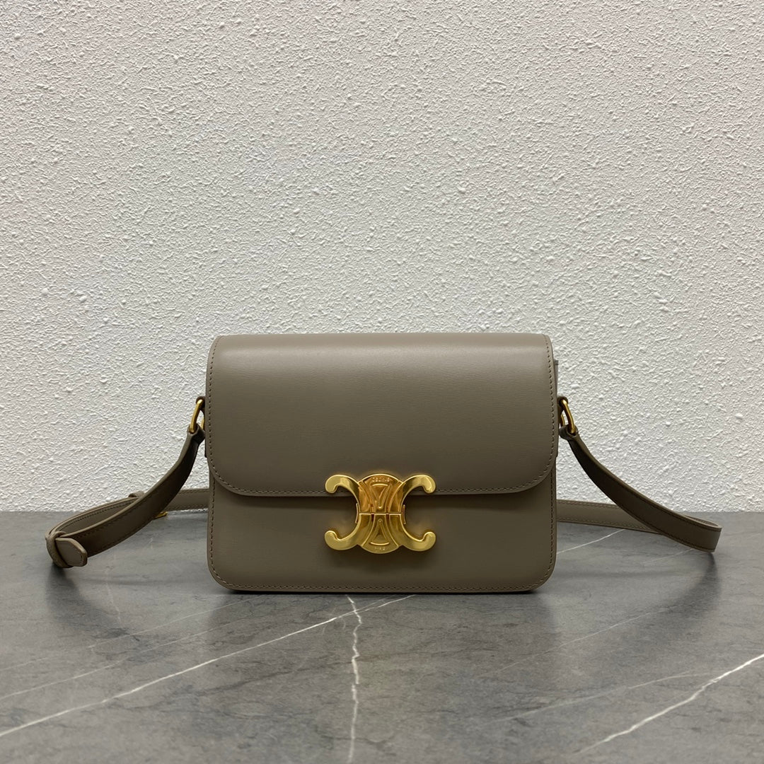 حقيبة Classique Triomphe من CELINE