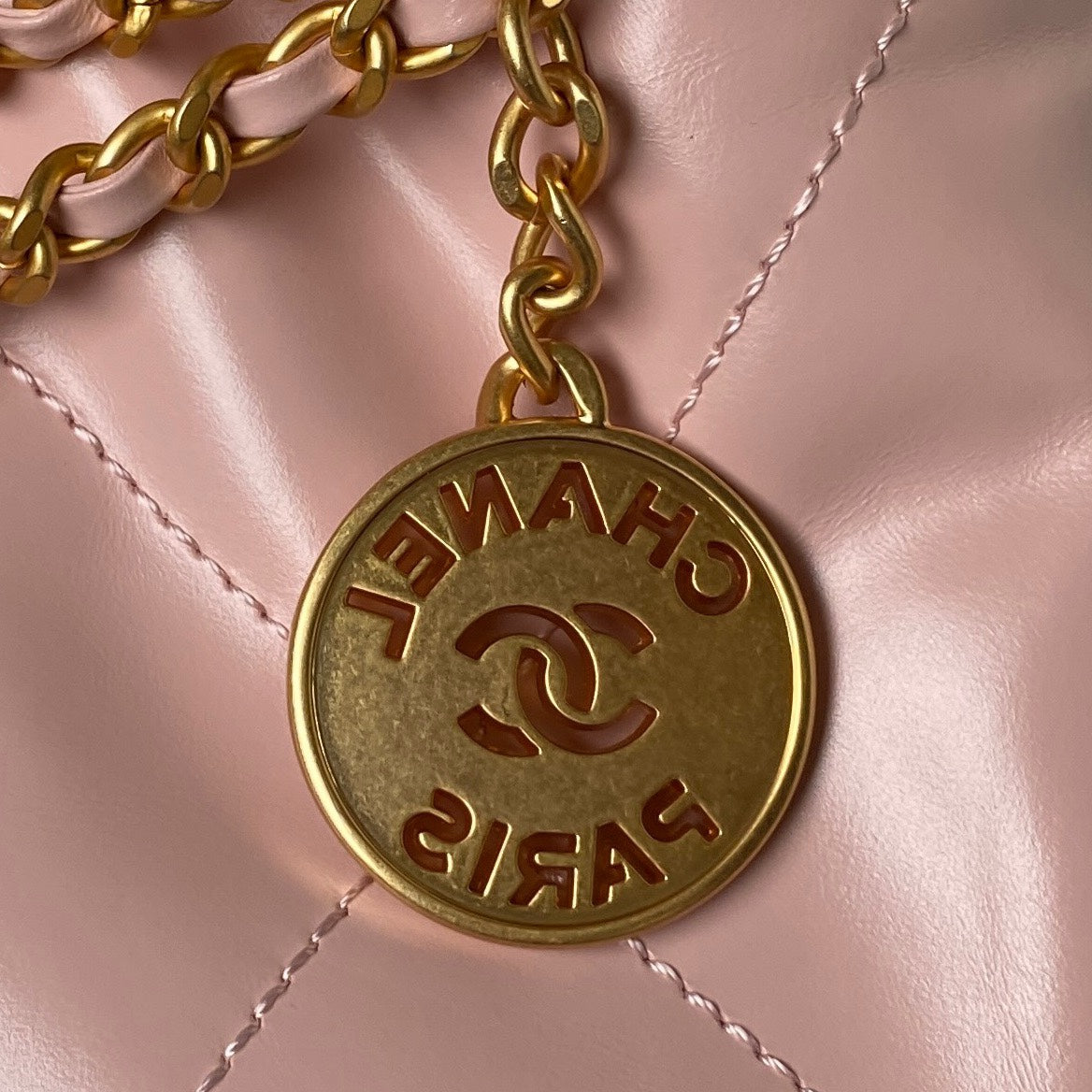 حقيبة من تصميم 22 CHANEL 