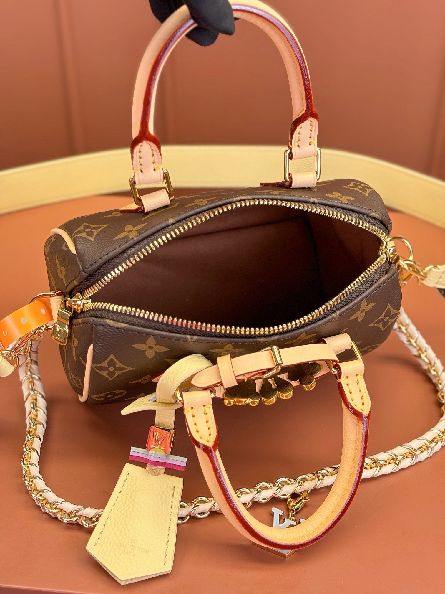حقيبة يد فاخرة من تصميم لوي فيتون speedy Bandoulière