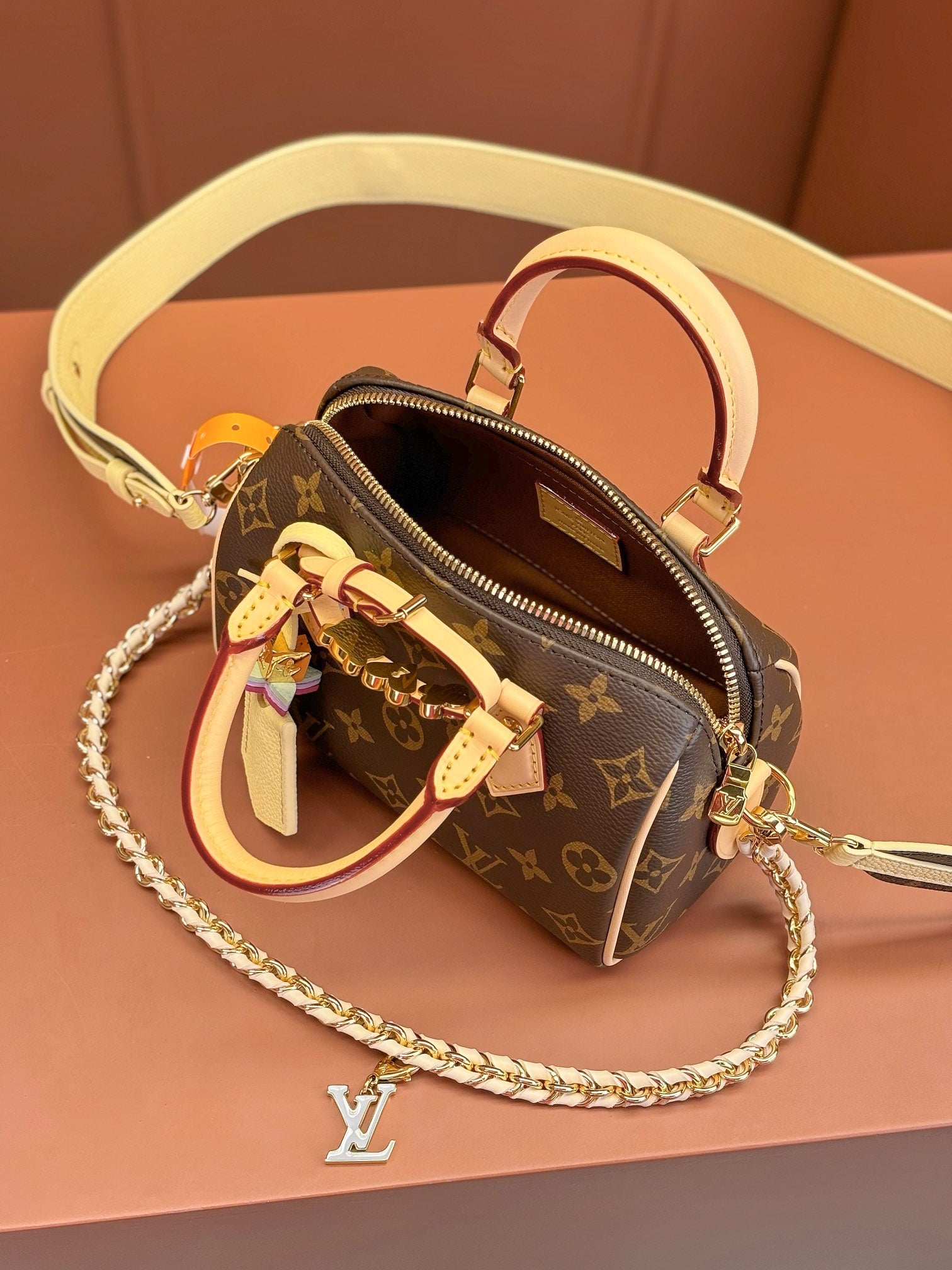 حقيبة يد فاخرة من تصميم لوي فيتون speedy Bandoulière